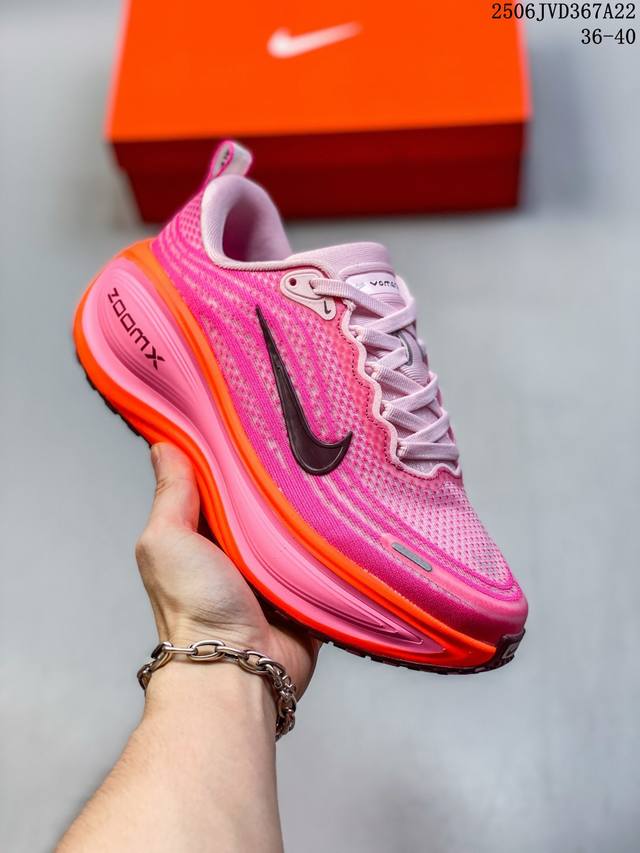 Nike Vomero Plus 时尚舒适网布防滑耐磨低帮跑步鞋男款防滑性能通过鞋底的纹路和材质增强，提高在湿滑地面的抓地力。适合在雨天或湿滑路面跑步，提供更好