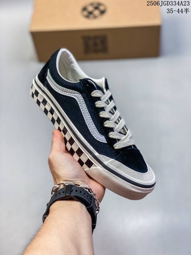 Vans范斯经典黑白棋盘格低帮板鞋，黑白配色超百搭。鞋身采用优质帆布材质，侧面经典黑白格纹设计，搭配白色鞋底，简约大气。鞋头半月包边设计，舒适贴合。男女同款。