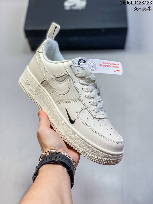 真标耐克Nike Air Force 1‘07 Lx 空军一号低帮百搭休闲运动板鞋。柔软、弹性十足的缓震性能和出色的中底设计，横跨复古与现代的外型结合，造就出风