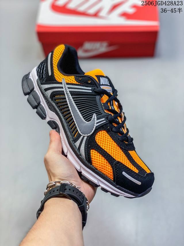 耐克 Nike Zoom Vomero 5 运动鞋休闲训练跑步鞋 Nike Zoom Vomero 5 男女运动鞋妥帖包覆足部，提供透气支撑效果。耐穿材料组合设