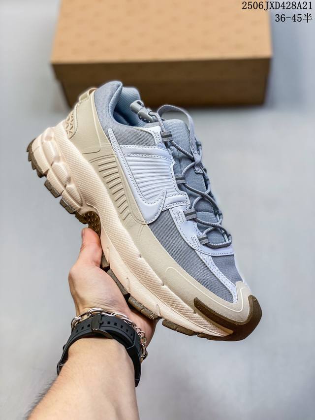 耐克Nike Zoom Vomero Roam马拉松复古跑五代休闲运动慢跑鞋 厚底增高老爹鞋。采用环保纤维革饰片组合网眼布鞋面材质 升级正确后跟Tpu加固 耐弯
