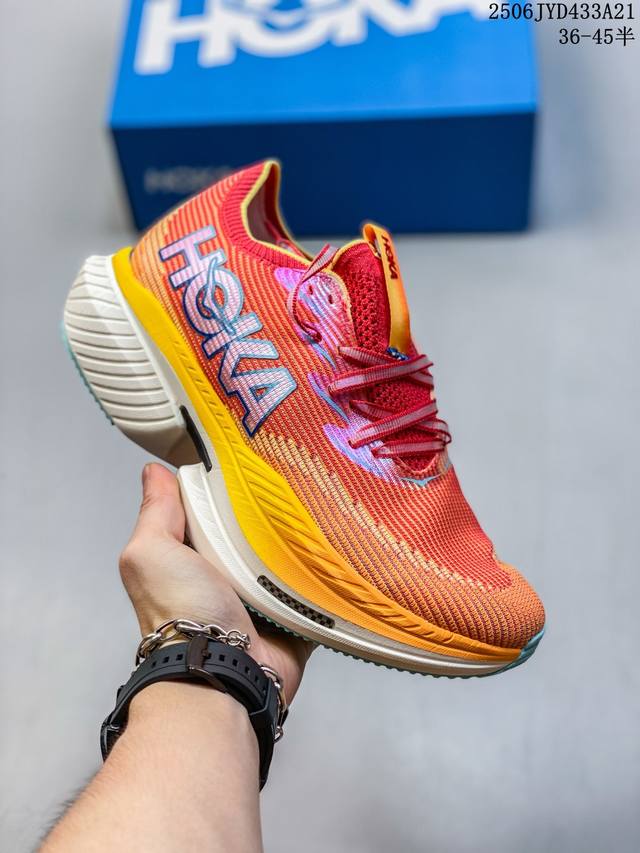 小红书推荐Hoka W Bondi 9全新配色 这个品牌来自于新西兰的毛利语，Hoka表示大地，One One表示飞越，连起来就是飞越地平线，One One不是