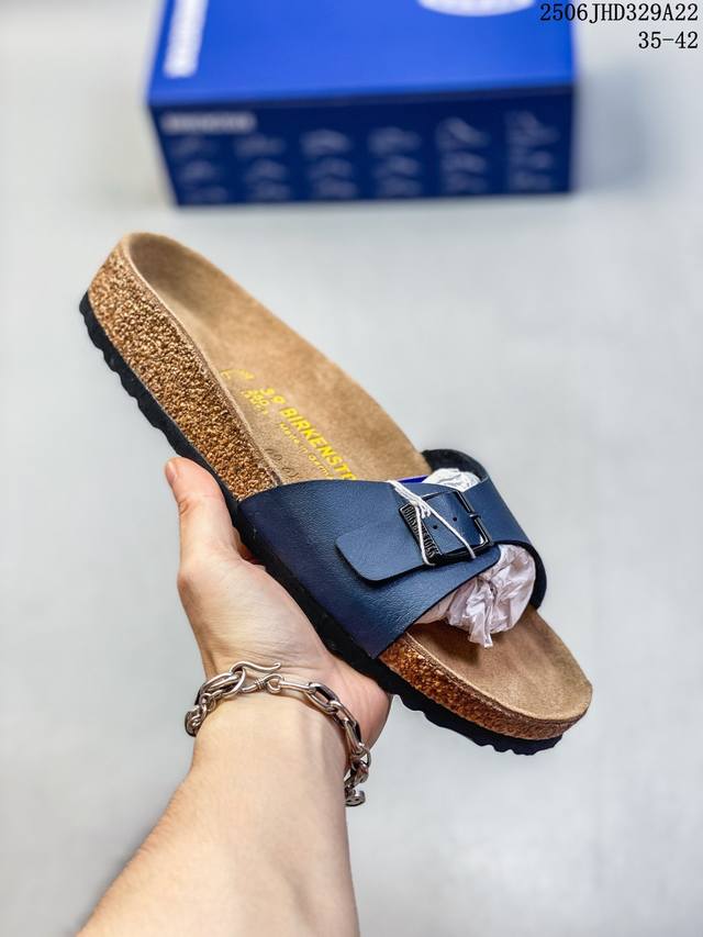 博肯 Birkenstock 一字拖鞋 广东原产#德国百年知名鞋履品牌 博肯Birkenstock 勃肯#采用质地柔软牛皮绒面材质#中底搭载缓震软木橡胶 其特有