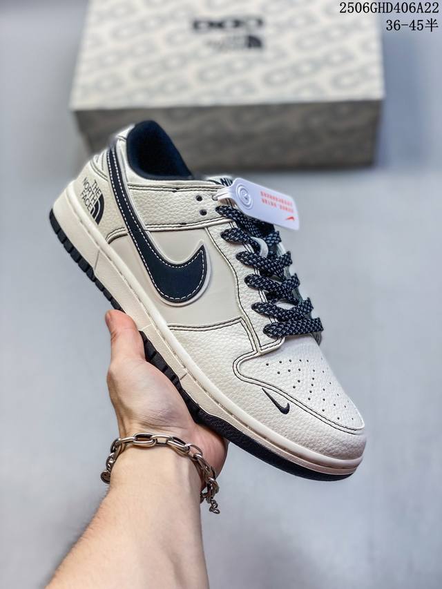 Q外爆款限量发售！Nike Sb Dunk Low“ 北面联名 米黑勾” 采用当下最流行缝线工艺 经典白黑搭配 夏季百搭爆款 鞋带穿插反光满天星工艺2025年海