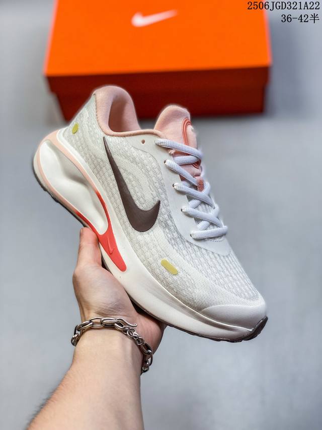 公司级Nike Journey Run 跑步鞋 使用了新型的缓震材料 脚感偏韧 后跟有加厚的海绵填充 鞋子前掌和后掌做了加宽设计 增加了跑步时的稳定性 织物加网