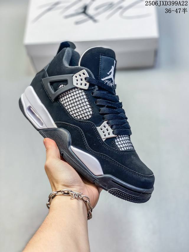 Air Jordan 4是耐克乔丹系列的第四双正代篮球鞋 是Air Jordan 系列非常经典的一款 让这个系列拥有了灵魂 并且Air Jordan 4鞋面上篮