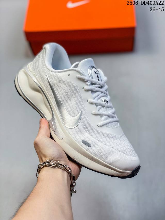 真标Nike Journey Run 跑步鞋 使用了新型的缓震材料 脚感偏韧 后跟有加厚的海绵填充 鞋子前掌和后掌做了加宽设计 增加了跑步时的稳定性 织物加网纱