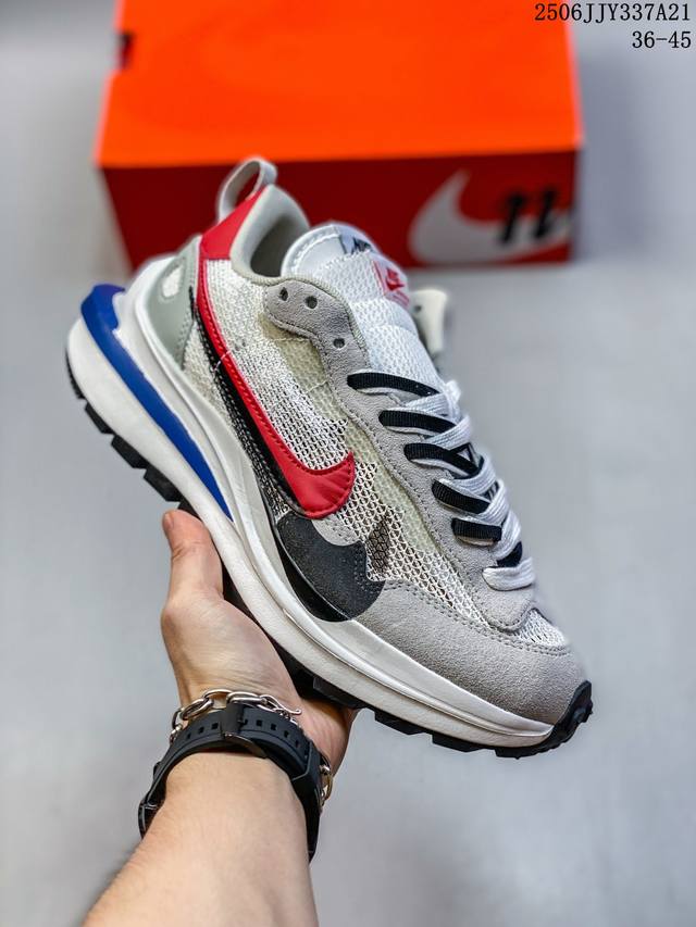 耐克Sacai X Nike Regasus Vaporrly Sp 华夫双勾三代3.0走秀 鞋身材质由翻毛皮和透气网布共同打造。熟悉的解构手法、重叠Swoos