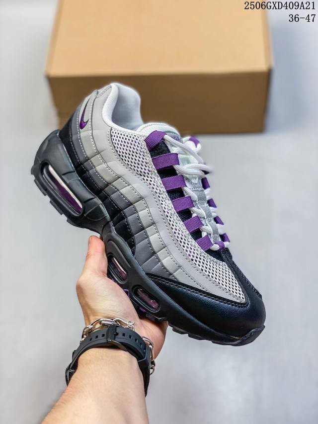 公司级Nike Air Max 95 Og 耐克 气垫复古慢跑百搭鞋休闲运动鞋 这双鞋采用前脚掌开窗式气垫 这种设计在当时是前所未有的 鞋带孔的设计灵感来自人体