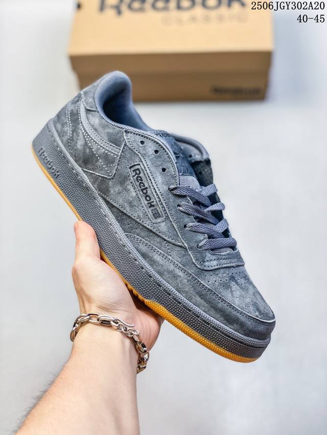 Reebok 锐步复古潮流街头低帮休闲板鞋 经典的复古鞋头设计 给双脚提供更宽裕的活动空间 鞋面采用流畅的线条设计 穿脱方便的同时很是凸显复古的气息 鞋底采用加