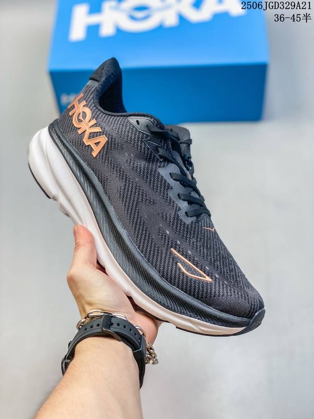 Hoka M Clifton 9 全新配色 网面透气 公路运动鞋 新款采用超厚中底的设计 让它跑在了其他厂商的前面 推出的跑鞋以缓震和轻量的优势 得到众多跑者的