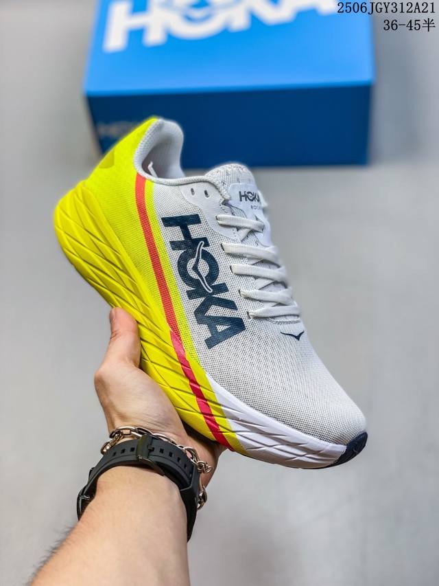 真标Hoka One Oneu Rocketx 真碳大底 半透明蝉翼鞋面透气跑步鞋 技术合成网眼鞋面 提供如拥抱足部的贴合感 内部中底笼 提供轻量的如拥抱足部的