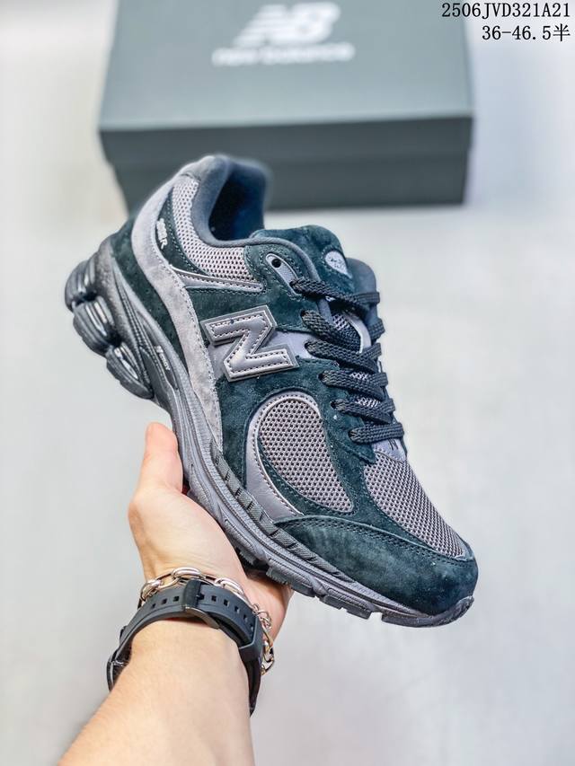 New Balance 2 复古单品 鞋款延续了经典科技，升级版N-Ergy缓震物料机能与材质上脚太舒适了，鞋面的柔软麂皮搭配尼龙网布，特别透气而且还复古感，不