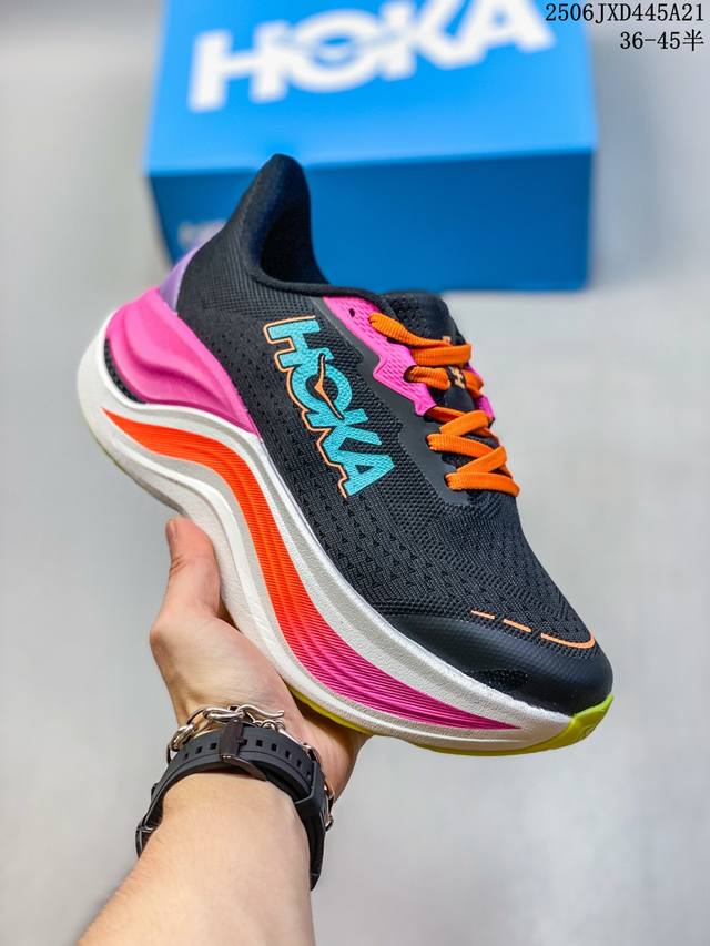 公司级 Hoka One One推出全新路跑训练鞋款Skyward X厚底增高运动老爹鞋，助力跑者轻松开跑。Hoka推出了一款定位于顶级缓震的现象级跑鞋 Sky