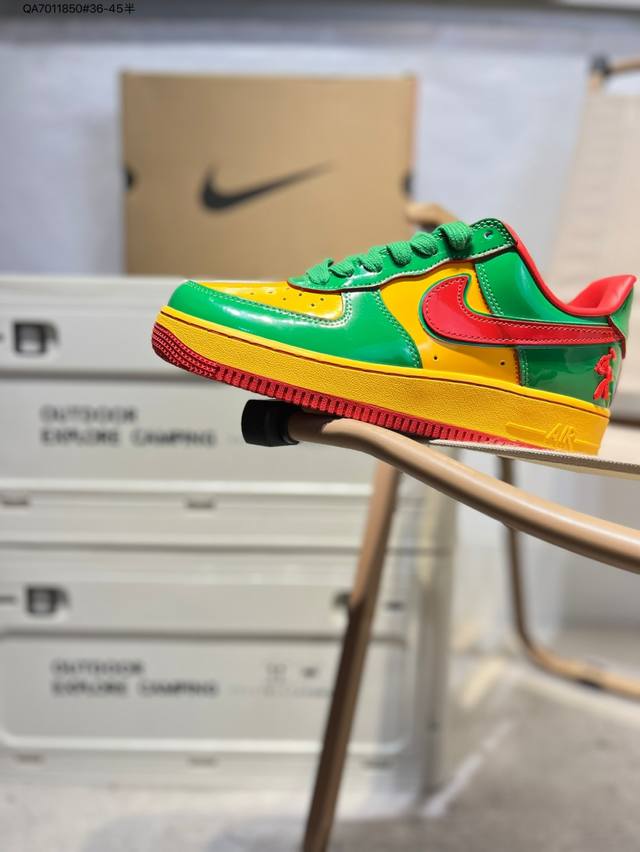 耐克 Nike Air Force 1 '07空军一号 百搭休闲运动板鞋。柔软、弹性十足的缓震性能和出色的中底设计，横跨复古与现代的外型结合，造就出风靡全球三十