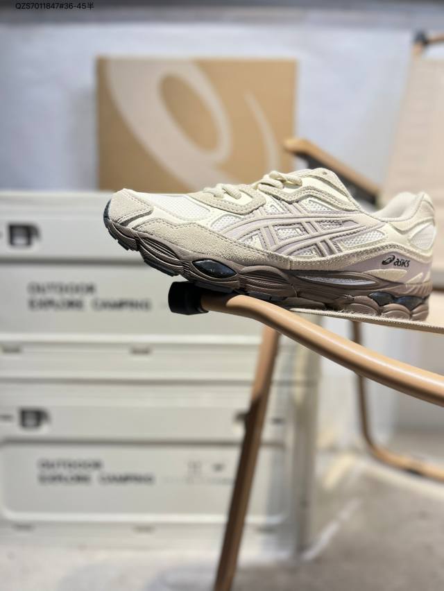 Asics Gel-Nyc 2055亚瑟士经典跑鞋 如今机能风和户外风吹得正劲，便是主打“Urban Outdoor机能越野风格”，城市和户外场景都能轻松应对。