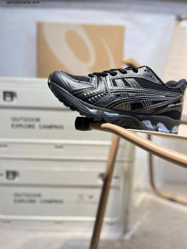 Asics Gel-Kayano 14亚瑟士经典跑鞋 如今机能风和户外风吹得正劲，便是主打“Urban Outdoor机能越野风格”，城市和户外场景都能轻松应对