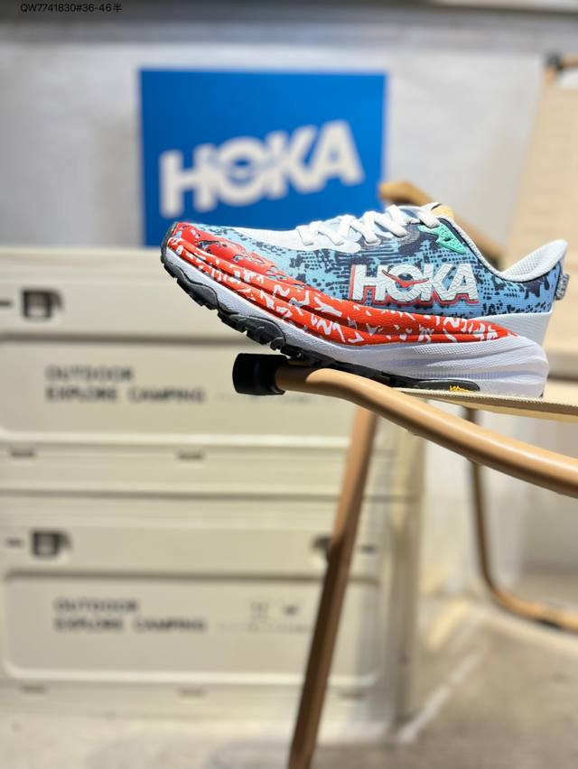 小红书推荐Hoka M Speedgoat 6全新配色 这个品牌来自于新西兰的毛利语，Hoka表示大地，One One表示飞越，连起来就是飞越地平线，One O