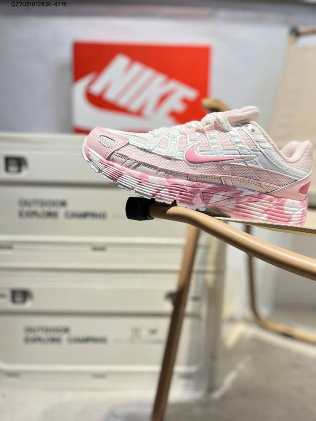 耐克 Nike P-6000 Laser Blue 复古科技个性运动老爹鞋。该鞋款鞋面采用纵横交错的覆面，重现 2000 年代跑鞋风格，同时搭配缓震鞋垫，带来舒