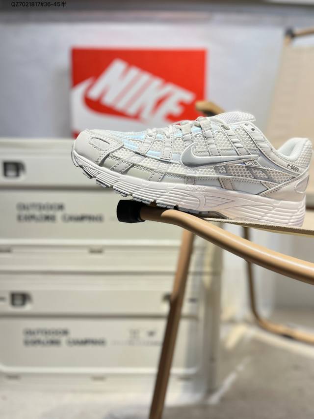 耐克 Nike P-6000 Laser Blue 复古科技个性运动老爹鞋。该鞋款鞋面采用纵横交错的覆面，重现 2000 年代跑鞋风格，同时搭配缓震鞋垫，带来舒