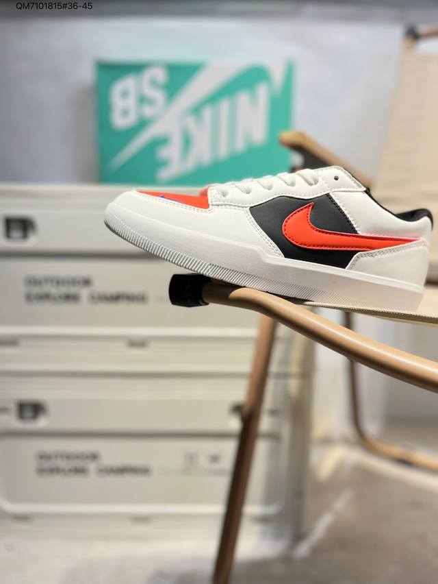 耐克Nike Sb Force 58 运动滑板鞋。这是一款将前沿创新带入街头的单品，它具有硫化杯底，具有出色的耐用性和灵活性。使用柔软皮革和帆布拼接，在饰面上放