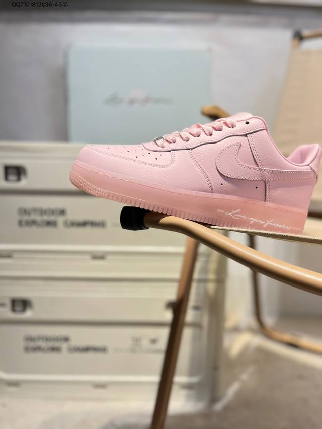 耐克 Nike Air Force 1 '07空军一号 百搭休闲运动板鞋。柔软、弹性十足的缓震性能和出色的中底设计，横跨复古与现代的外型结合，造就出风靡全球三十