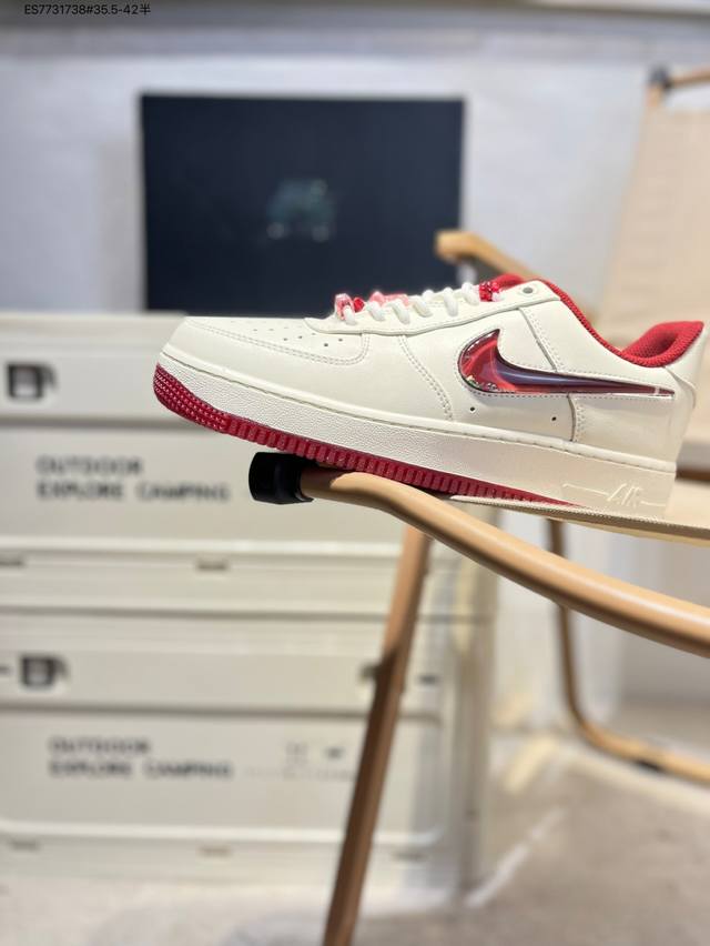 618福利特价耐克 Nike Air Force 1 '07空军一号 百搭休闲运动板鞋。柔软、弹性十足的缓震性能和出色的中底设计，横跨复古与现代的外型结合，造就