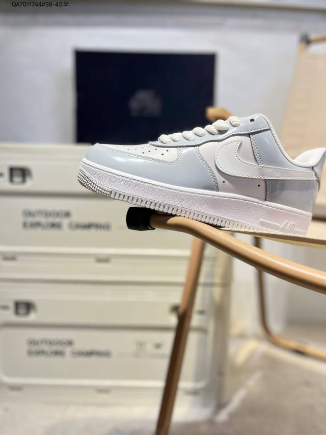 耐克 Nike Air Force 1 '07空军一号 百搭休闲运动板鞋。柔软、弹性十足的缓震性能和出色的中底设计，横跨复古与现代的外型结合，造就出风靡全球三十