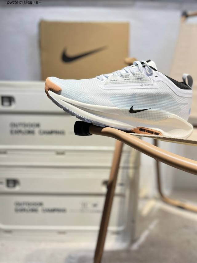 Nike Pegasus Trail 5轻盈舒适低帮 Nike Reactx 泡沫跑步鞋，设计时尚，颜色搭配亮眼，上脚效果非常吸睛。材质轻便，透气性也很好，即使