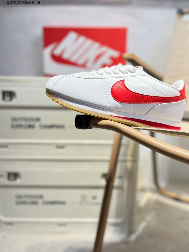 Nike Classic Cortez 全新配色 经典阿甘休闲跑步鞋 纯粹而执着的精神，使得Cortez种在了一代人的心里，无论是否喜欢它复古的鞋型，一双Nik