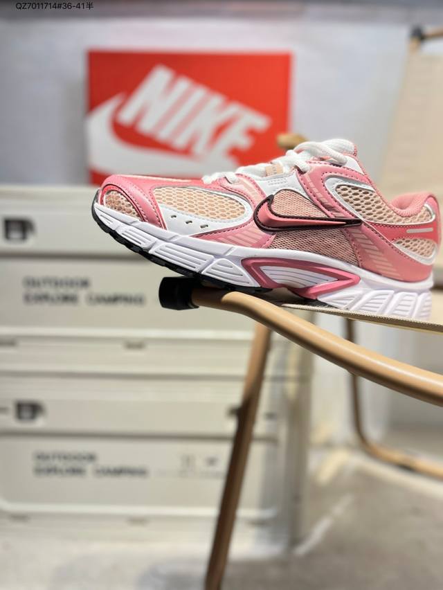 Nike V5 Rnr 舒适百搭防滑耐磨 低帮跑步鞋 舒适有型适合日常穿着该鞋款延续千禧年经典设计搭载泡绵中底厚实而轻盈匠心细节巧搭立体耐克勾标志焕新演绎复古跑