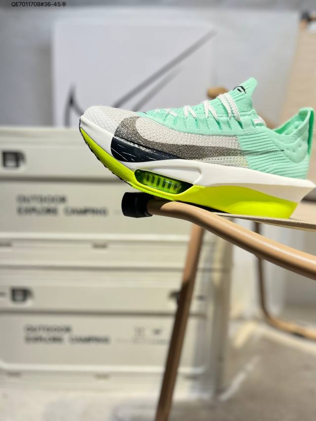 耐克 Nike Air Zoom Alphafly Next%整体采用前作的设计语言，并且对后者的细节进行升级，马拉松和长距离路跑的性能极限设计而生。 货号:F