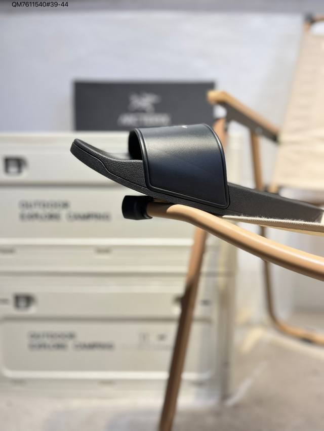 Arcteryx Slipper M 始祖鸟一字拖鞋 原单渠道 中底设计提供更佳支撑和舒适感受 一片式鞋面搭配加厚衬里 贴合脚面 给予舒适脚感077218 Qm