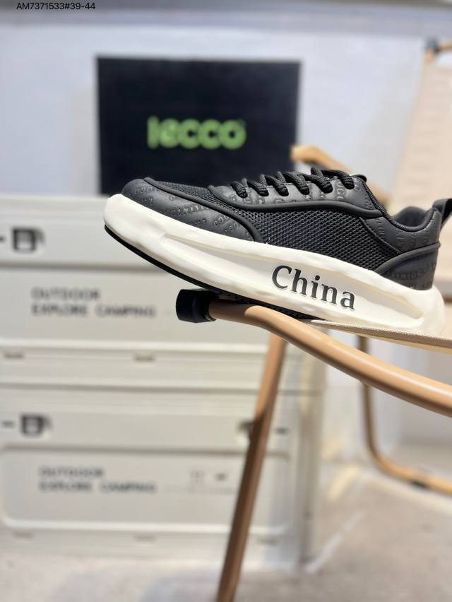 Ecco爱步男鞋轻便透气舒适耐穿 亲肤吸汗舒适内里 防滑防磨 持久干爽 简约粗绳系带 穿脱更加方便 柔韧防滑大底 鞋底立体凹槽 凹凸花纹加持 增强防滑减震性能