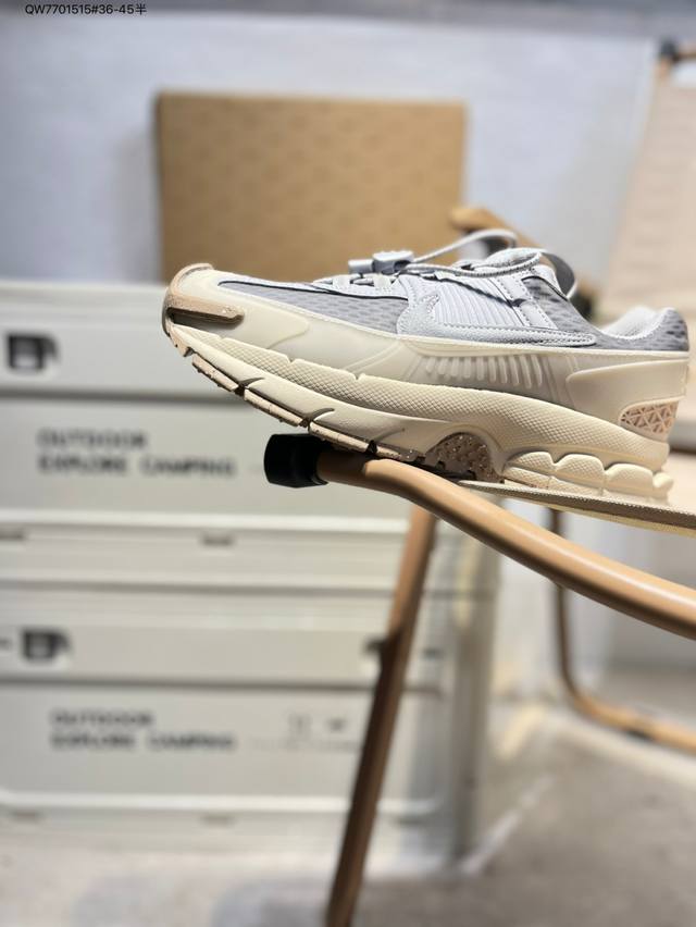耐克 Nike Zoom Vomero Roam 耐克迈柔漫游鞋秋春夏新款运动鞋。Vomero Roam：通勤户外两不误 户外版Vomero Roam，在经典V