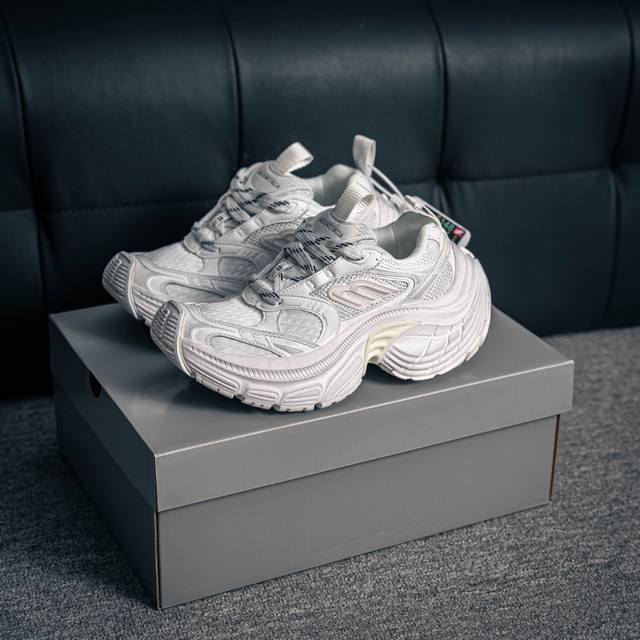 核心私 Balenciaga Cargo Sneaker 10Xl 巴黎世家 Balenciaga 秋季大秀拉开帷幕，又一双更为夸张的鞋运动鞋正式亮相，真真是将
