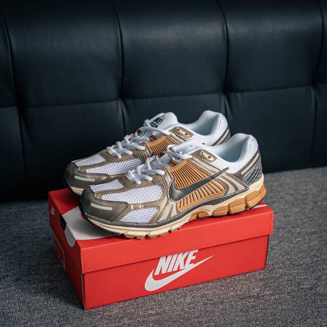 核心私 Nike 耐克夏季 Zoom Vomero 5 运动鞋休闲训练跑步鞋。Nike Zoom Vomero 5 男女子运动鞋妥帖包覆足部，提供透气支撑效果。