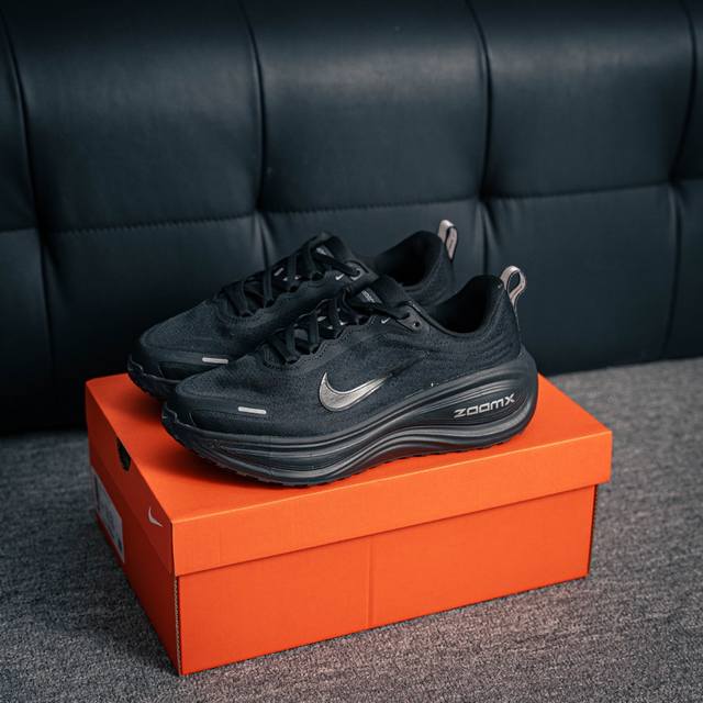 核心私 Nike Vomero Plus 耐克 舒适减震防滑 低帮跑步鞋 全掌Reactx泡绵中底 前掌和后跟还配备了Air Zoom气垫单元 据说跑起来更快更