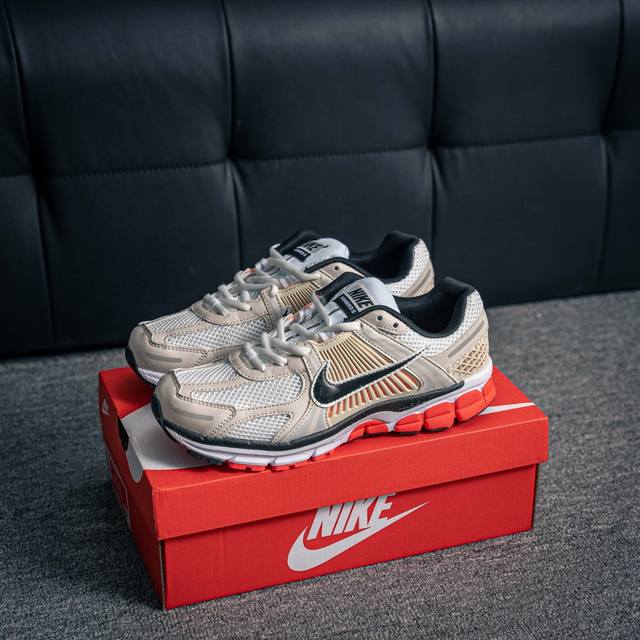 核心私 Nike 耐克夏季 Zoom Vomero 5 运动鞋休闲训练跑步鞋。Nike Zoom Vomero 5 男女子运动鞋妥帖包覆足部，提供透气支撑效果。