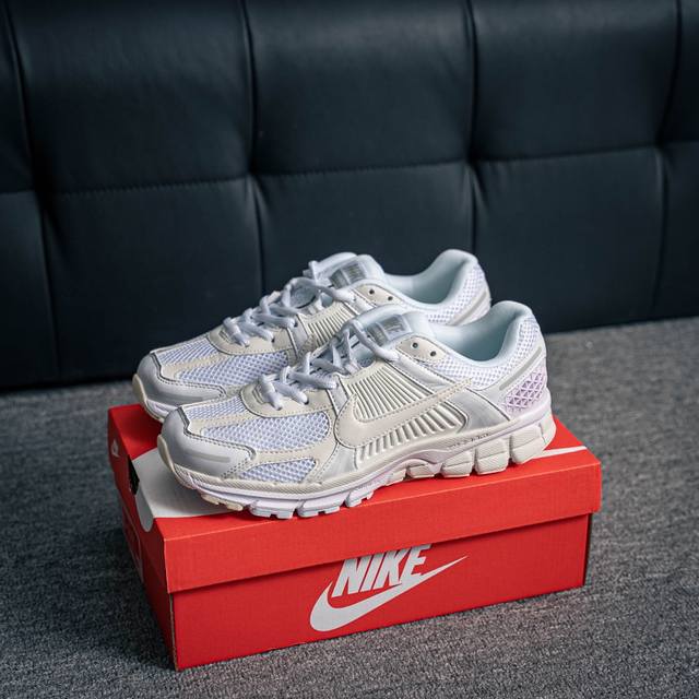核心私 Nike 耐克夏季 Zoom Vomero 5 运动鞋休闲训练跑步鞋。Nike Zoom Vomero 5 男女子运动鞋妥帖包覆足部，提供透气支撑效果。