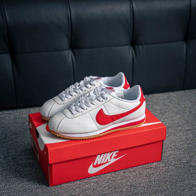 核心私 Nike Classic Cortez Nylon Pren 全新配色经典阿甘休闲跑步鞋 纯粹而执着的精神，使得Cortez种在了一代人的心里，无论是否