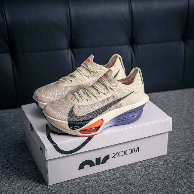 核心私 Nike Air Zoom Alphafly Next% 整体采用前作的设计语言，并且对后者的细节进行升级，马拉松和长距离路跑的性能极限设计而生。 货号