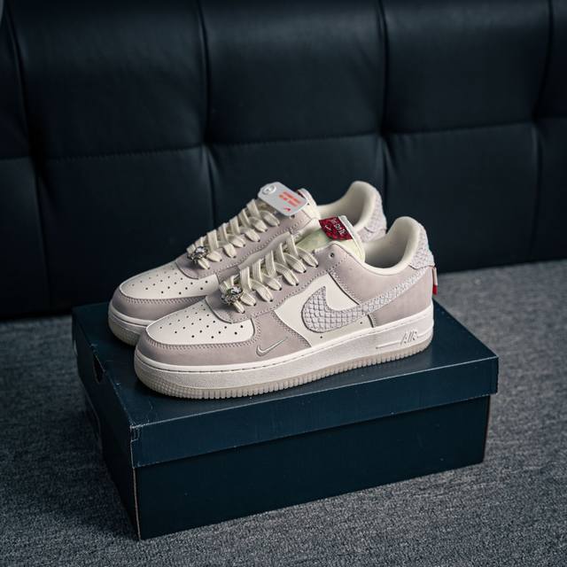 核心私 Air Force 1 原装级别 原楦头原纸板 打造纯正空军版型专注外贸渠道 全掌内置蜂窝气垫 原盒配件 原厂中底钢印、拉帮完美 货号：Fz5066 1