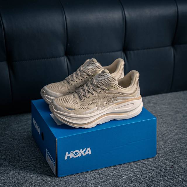核心私 Hoka M Bondi 9全新配色 这个品牌来自于新西兰的毛利语，Hoka表示大地，One One表示飞越，连起来就是飞越地平线，One One不是读