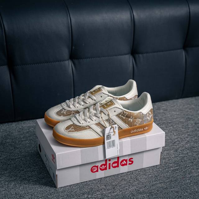 核心私 Adidas Samba Og 桑巴舞街头系列德训运动板鞋 采用固色翻毛皮组合牛剖革鞋面材质 外置正确3层组合围条加厚烟胶橡胶大底 货号：Sc9207-