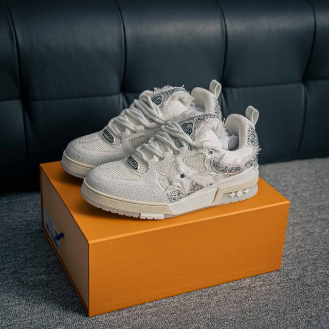 核心私 Lv-路易-威登Trainer 2025走秀最新款原版1：1开发复刻！！上脚非常舒适 做工精细鞋面由意大利进口小牛皮拼接，侧边饰有品牌Logo标志，进口