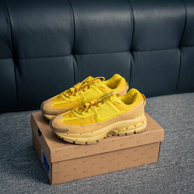 核心私 耐克Nike Zoom Vomero Roam 马拉松复古跑五代休闲运动慢跑鞋 采用环保纤维革饰片组合网眼布鞋面材质 升级正确后跟Tpu加固 耐弯折热塑