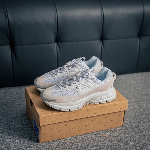 核心私 耐克Nike Zoom Vomero Roam 马拉松复古跑五代休闲运动慢跑鞋 采用环保纤维革饰片组合网眼布鞋面材质 升级正确后跟Tpu加固 耐弯折热塑