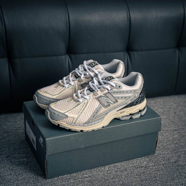 核心私 New Balance 1906系列 休闲鞋 #采用轻质牛剖革拼接透气网眼衬垫织物鞋面材质 T-Beam大底提供足步弓支撑，保持步态稳定 后跟搭载外露缓