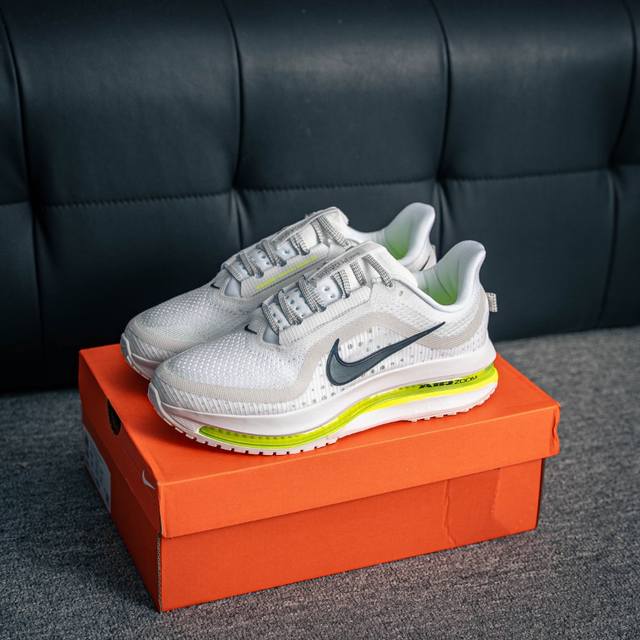 核心私 Air Zoom Pegasus Premium 网面全掌气垫缓震跑鞋 #全掌可见的Air Zoom首次在Pegasus系列中出现，模仿了Vaporfl